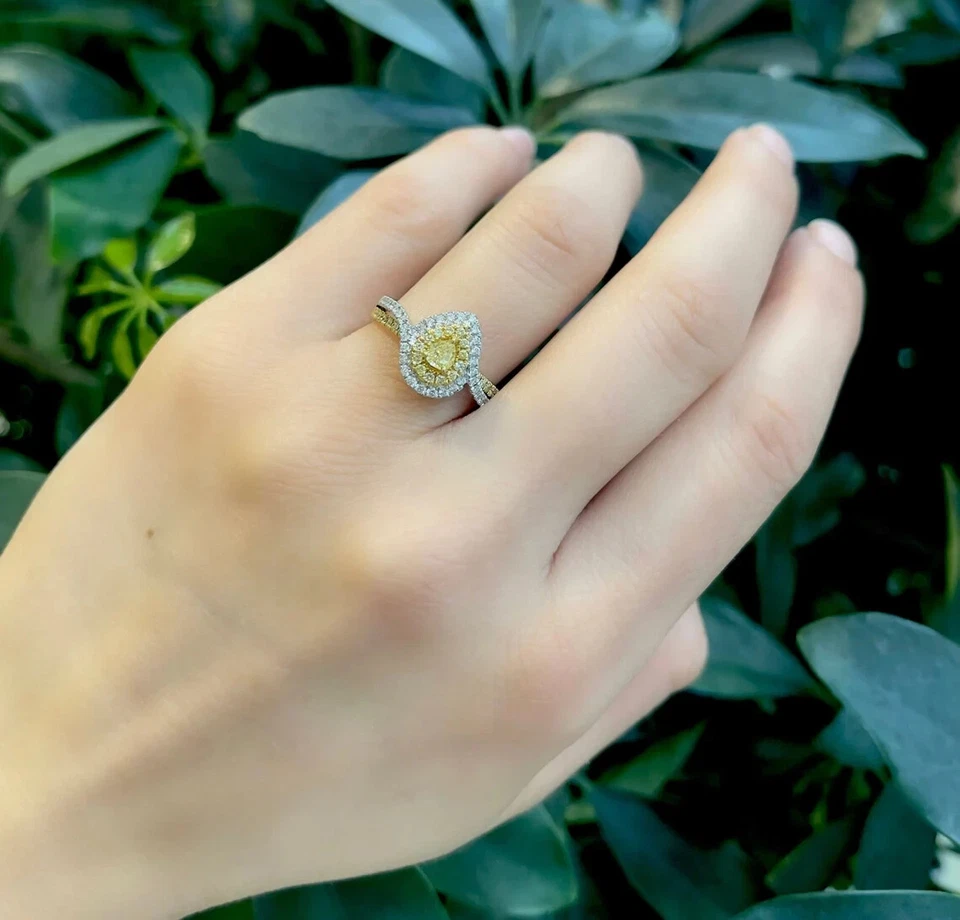 Anillo de doble halo de citrino y moissanita simulado de dos tonos de oro macizo de 10K Foto 2 de 4