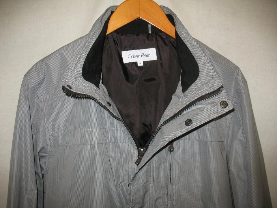 Chaqueta cortavientos básica Calvin Klein cremallera completa negra blanca rayas finas para hombre L Foto 2 de 4