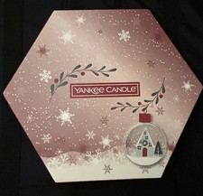 Yankee Candle Snowglobe Wonderland Gift Set 18 Scented T-Light Candles & Holder