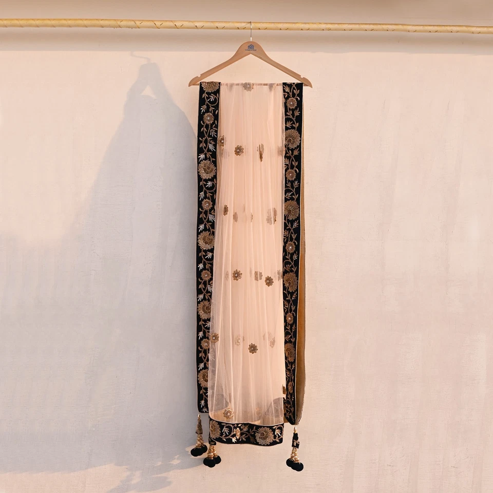 Red de melocotón Dupatta pesada de colección bordada a mano por el diseñador Sabyasachi Veil Foto 4 de 4