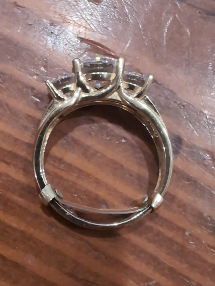 Anillo de compromiso Diamonique Celebrate de oro macizo de 14 quilates redondo de tres piedras circonita cúbica Foto 4 de 4