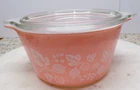 Vintage Pyrex Gooseberry Round 1-Quart #473 With Lid White On Pink