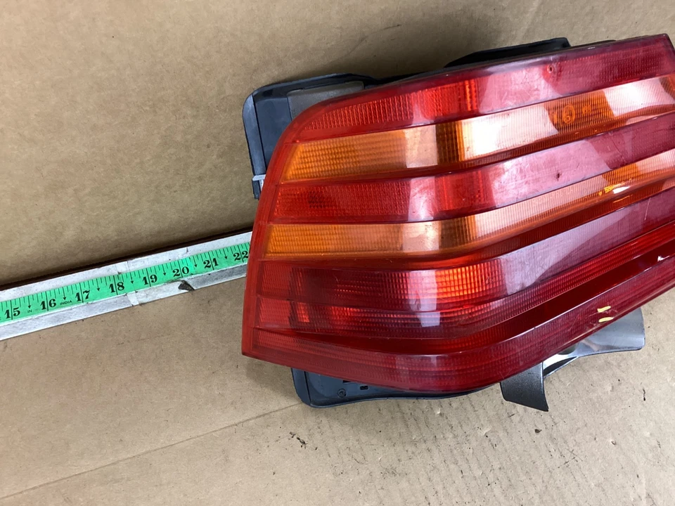 Luz trasera izquierda del lado del conductor Mercedes-Benz 500e 1992-1993 OEM Foto 2 de 4
