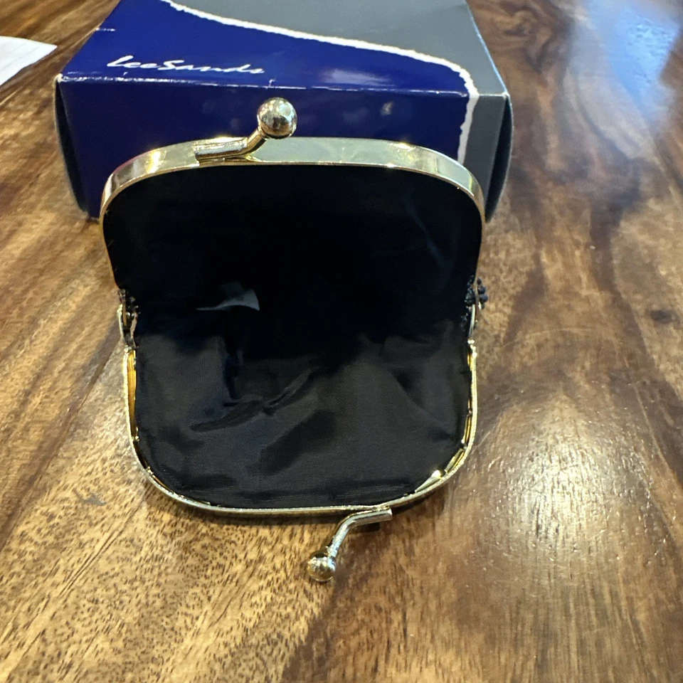 Cartera de cambio elegante para mujer con cuentas de semillas negra con frente floral + espalda floral Foto 4 de 4