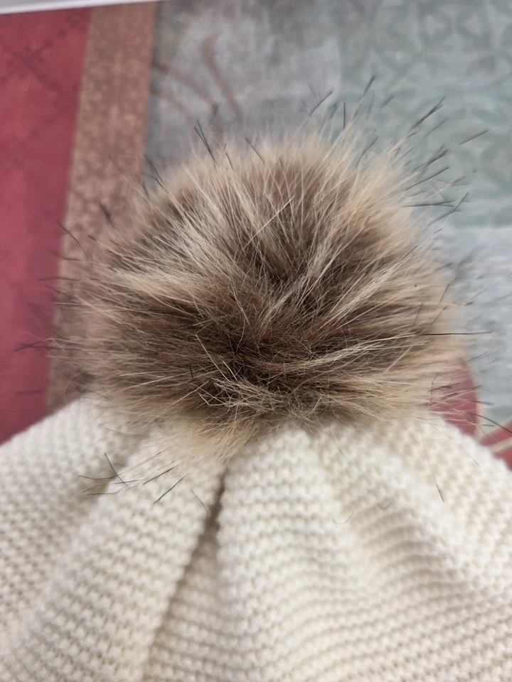 Lauren Ralph Lauren Gorro Crema Con Pom Pom Etiqueta Negra Foto 4 de 4