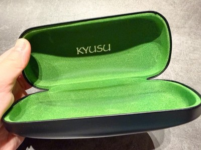 Kyusu Designer Brillenetui - schwarz matt Hartschale - innen leuchtend grün