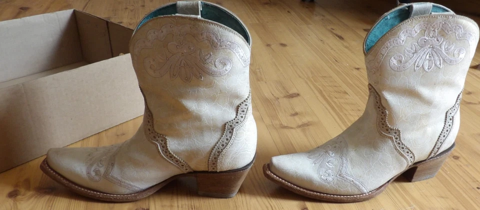 womens Corall handcrafted short cowgirl short boots short sz 8 used - Image 3 of 4