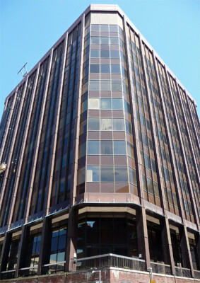 FOTO THEMSE TURM LESUNG RAUCHGLAS UND BRONZE VERKLEIDETER BÜROTURM VON BARTON