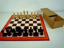 VINTAGE BOXWOOD WOODEN CHESS SET  WITH HOUSE MARTIN CHESS BOARD