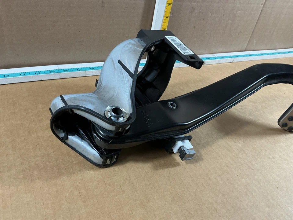 Педаль тормоза в сборе 2008 - 2014 Mercedes Benz C250 A2042902101 от оригинального производителя - Изображение 3 из 4