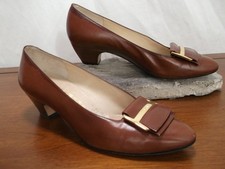 FERRAGAMO VTG ITALY Women's Sz. 6 B / 1.75 in Block heel Kitten Pump "Caramel"