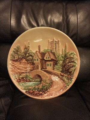 Chalkware Kirche Brücke Dorf Szene 3D Wandteller 29,5 cm Durchmesser (Box 31)