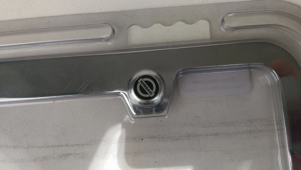 Nuevo marco de licencia de metal con tapa de rosca grabada cromada letra Nissan Quest Foto 2 de 4