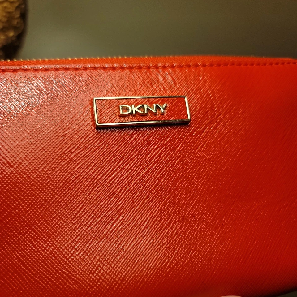 DKNY Cuero Rojo Cremallera Alrededor Mujer Cartera Cremallera Dijes Foto 2 de 4