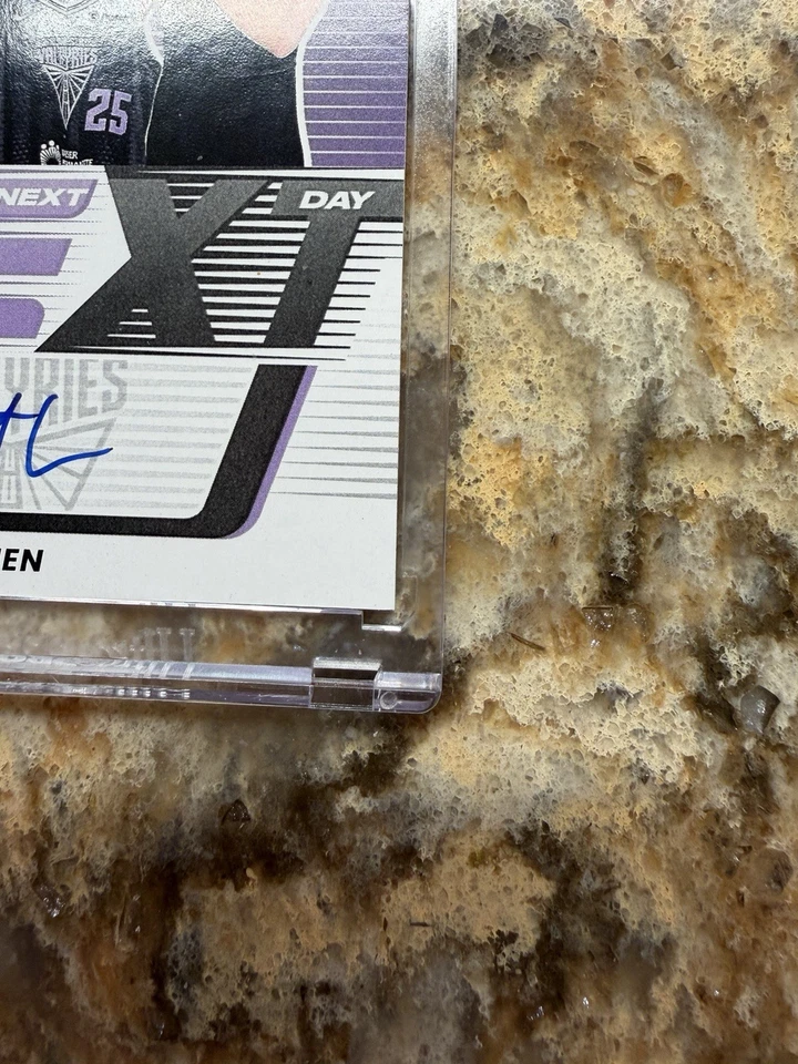 Panini WNBA 2025 Donruss Kaitlyn Chen Next Day Rookie RC automático Foto 2 de 4