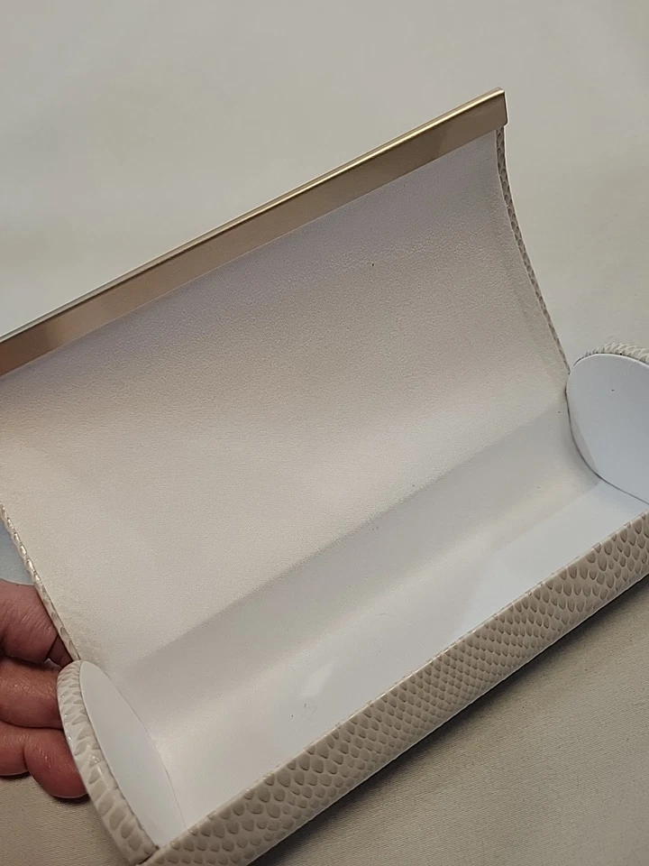 Estuche de gafas Jimmy Choo imitación blanca piel de serpiente detalle barra dorada cierre magnético Foto 4 de 4