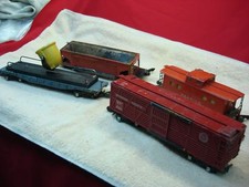 VINTAGE AMERICAN FLYER S GAUGE GROUP OF 4 FREIGHT CARS - PARTS OR RESTORATION