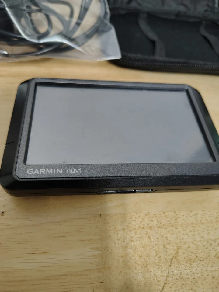 Garmin Nuvi 265W Bundle 4.5 Screen With Case Charger and USB Cord - Image 2 of 4