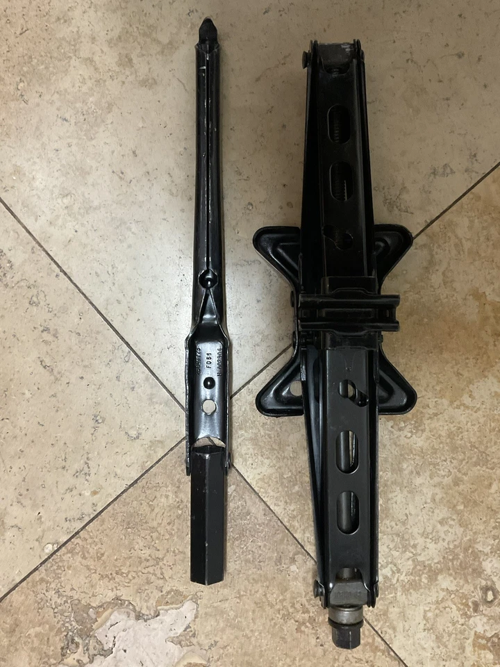 97-98-99-00-01-02-03-04 Buick Century Llave de tuerca y gato para neumáticos OEM Foto 2 de 4