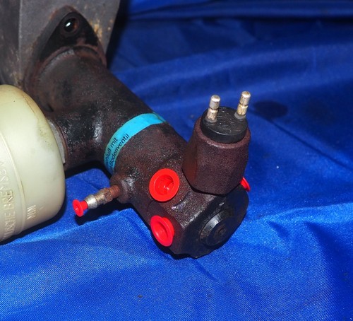 Mercedes W110 W111 W112 Master Cylinder W/Reservoir Assembly OEM W/Warranty - Picture 6 of 11