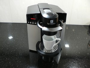 Jura Nespresso N90 N9 Kapsel Kaffeemaschine Elegant Und Kompakt Mit Zubehor Ebay