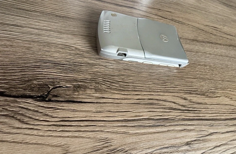 Motorola  RAZR V3 - Silber  Handy - Bild 3 von 4