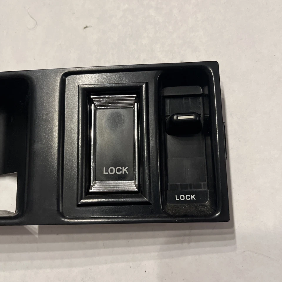 Bisel de moldura de manija de puerta interior derecha Cadillac DeVille 1985-1993 con interruptor de bloqueo Foto 2 de 4