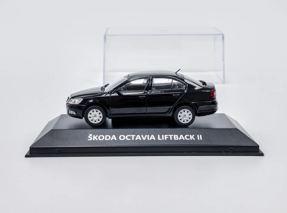 Škoda Octavia II Liftback (2008) černá + caja plexi DeA 1:43 - Imagen 3 de 4