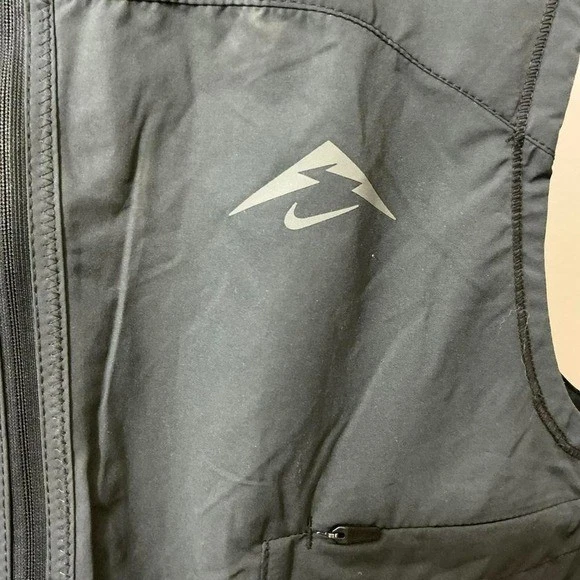 Chaleco para correr reflectante negro para mujer Nike Trail Repel M Foto 4 de 4
