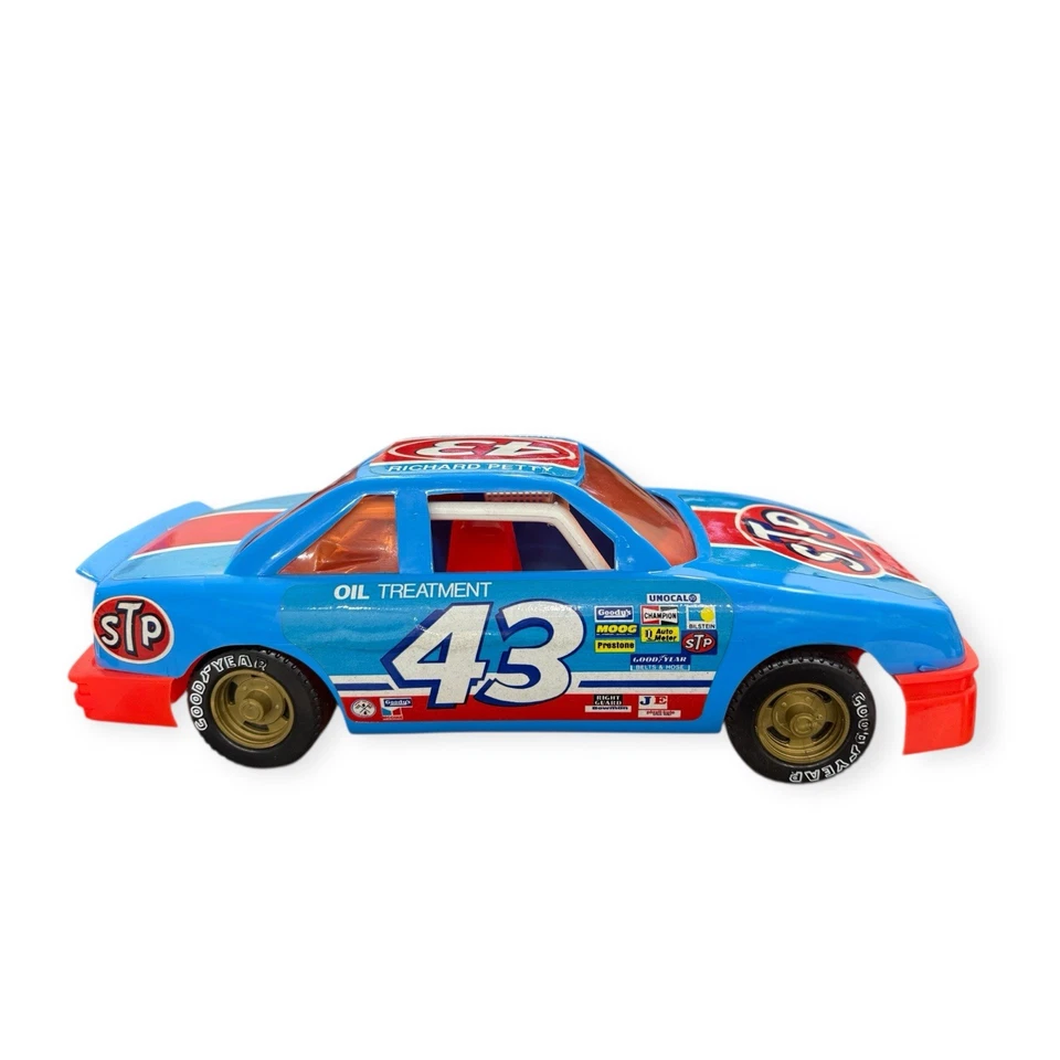 Coche de plástico 1/18 STP RICHARD PETTY Masters Of Racing Grand Prix #43 de colección años 80 Foto 4 de 4
