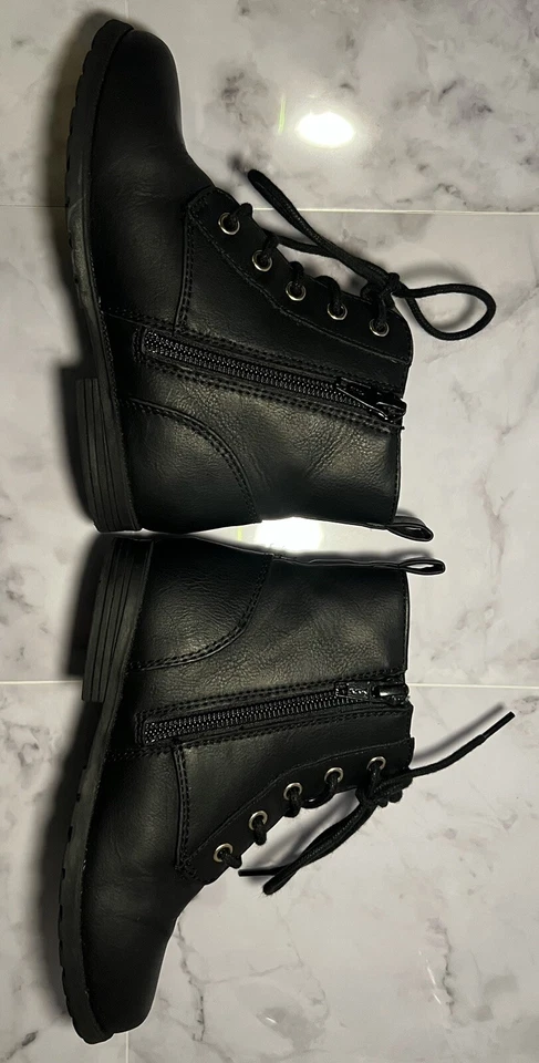 Botas acolchadas con cordones The Children’s Place para niñas pequeñas en negro, talla 10 Foto 3 de 4