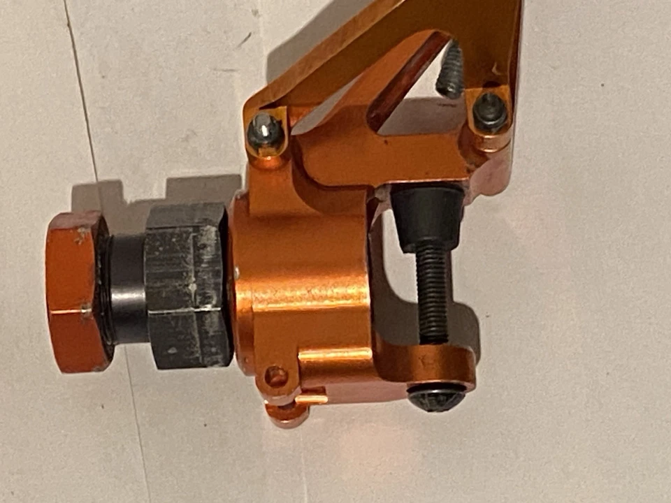 2 gebrauchte Kingmotor-Alu-Achsschenkel vorne,HPI-Baja-Rovan Baja 1:5-RC-Modelle - Bild 3 von 4