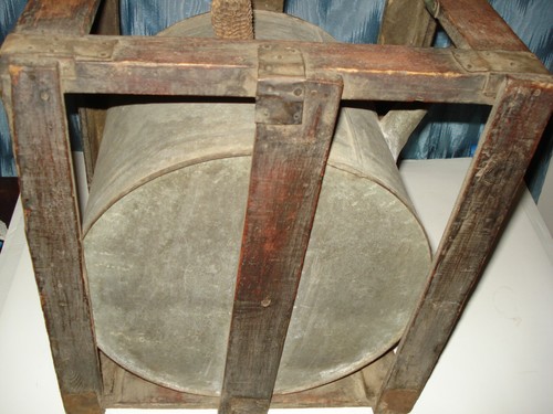 ANTIQUE ROCKER CAN PRIMITIVE WATER DISPENSER(OIL CAN ) RARE IN WOOD FRAME 1900 - Picture 7 of 8