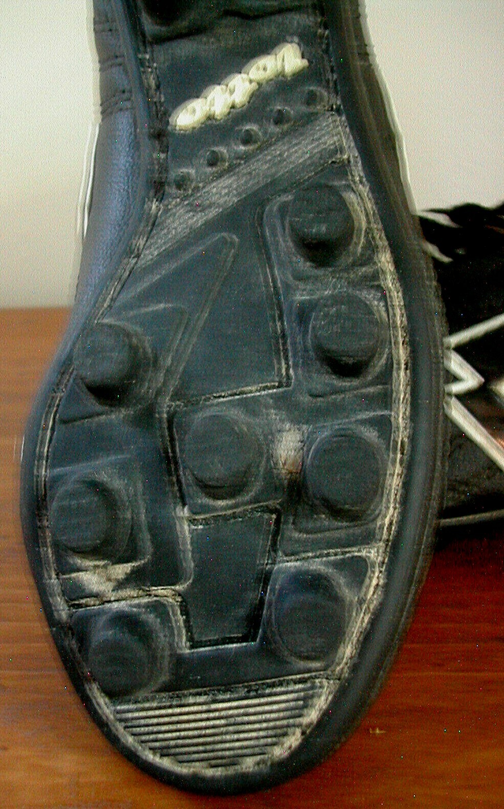 Scarpe da calcio LOTTO tacchetti giovani taglia small nere con accenti bianchi usate in ottime condizioni