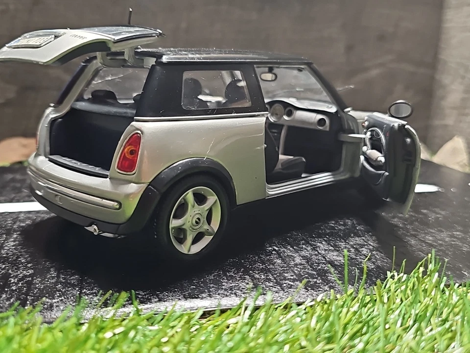 Maisto Early 2000's Mini Cooper 1:18 Scale Diecast Car Loose NO BOX - Image 4 of 4
