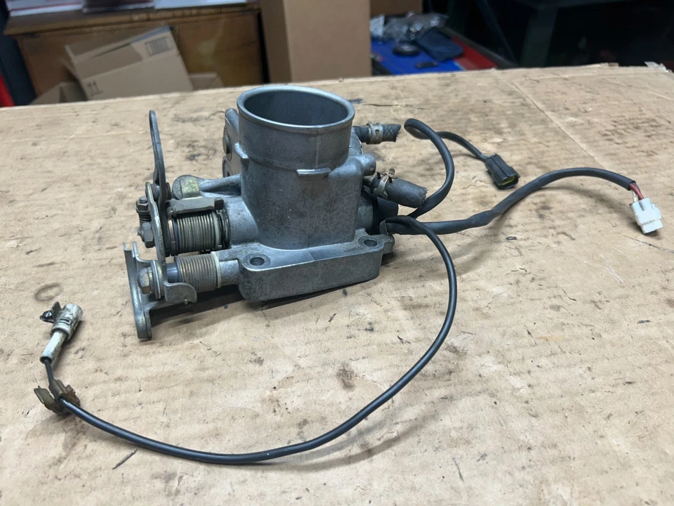 Mazda B2600 B2600i 1990-1993 2,6 L - CUERPO DEL ACELERADOR - TPS IAC IACV admisión de aire ralentí Foto 3 de 4