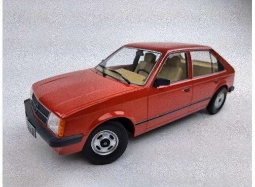 Opel Kadett D 5-door red Triple9 1/18 pour décoration de bureau vintage