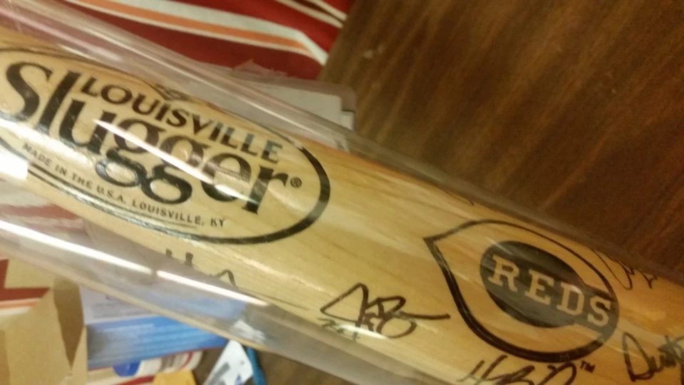 2013 CINCINNATI REDS COMPLETE TEAM AUTOGRAPH BASEBALL BAT CHAPMAN/VOTTO/ LOA/COA - Image 3 of 4