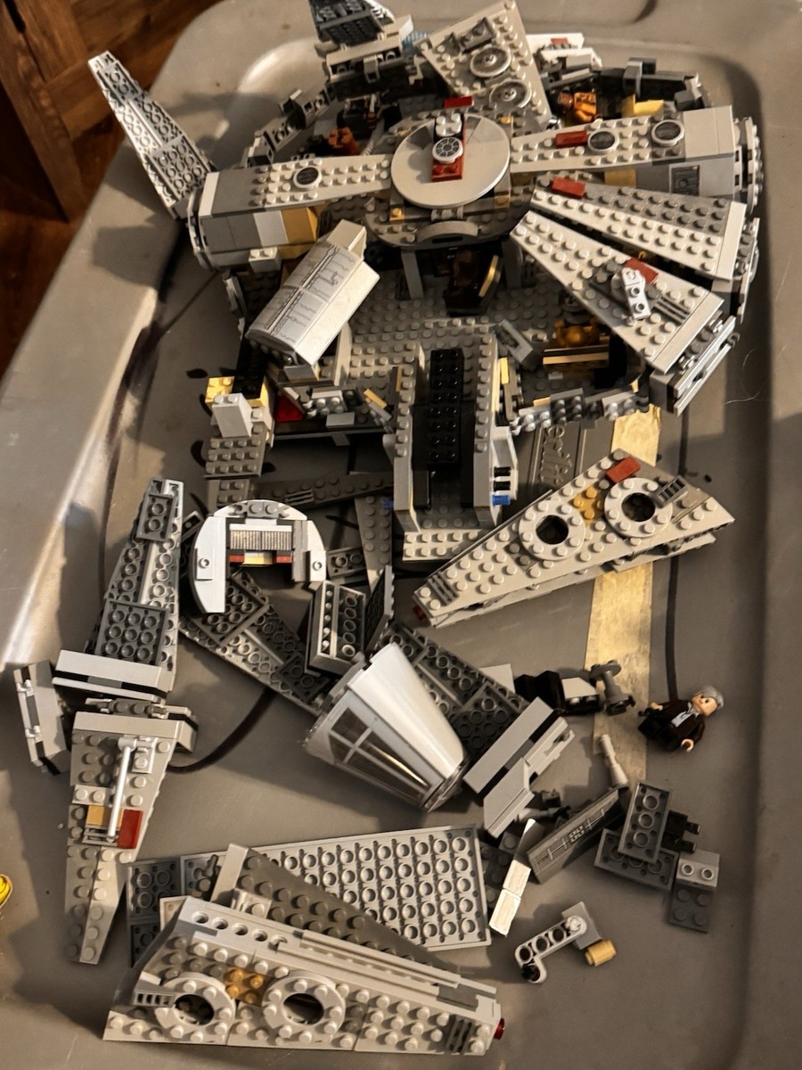 食器 sold LEGO Star Wars Millennium Falcon 75105 Complete Set 6 Minifigures