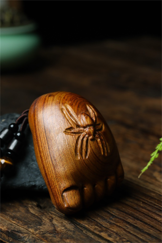 YZ102 - 7 X 4,5 CM Sándalo Verde Tallado a Mano Netsuke: Araña en el Pie - Imagen 2 de 9