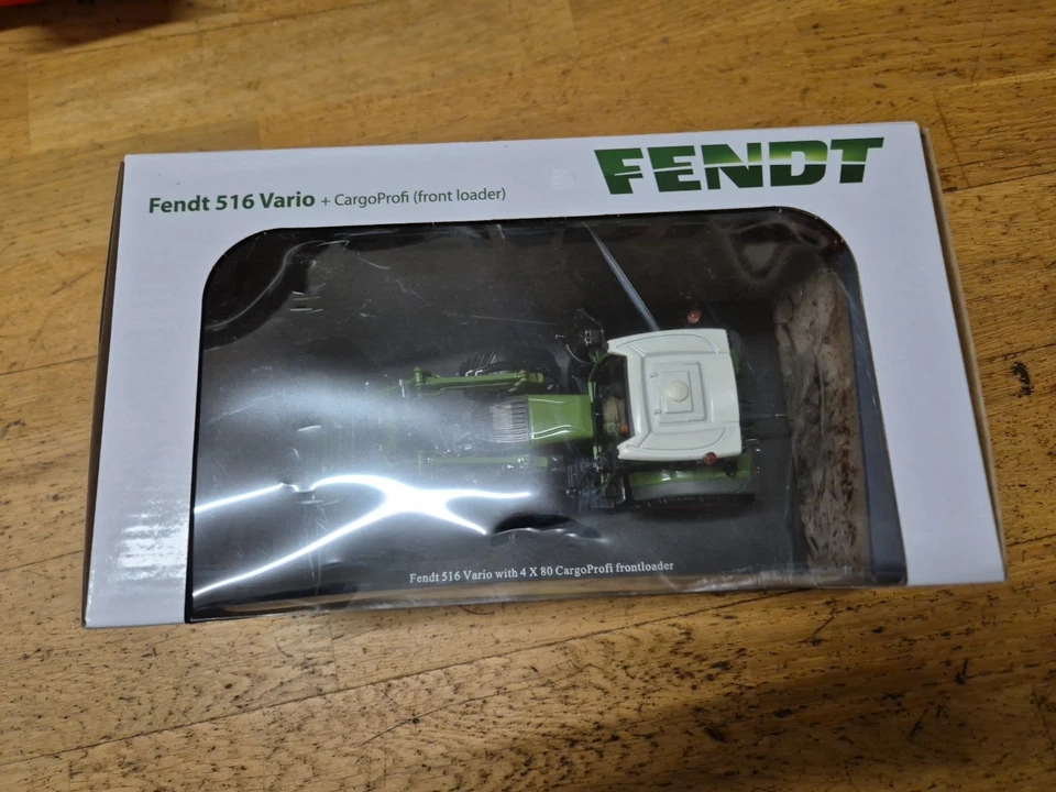 Universal Hobbies UH4981 Fendt 516 Vario with CargoProfi Front Loader 1:32 model - Image 4 of 4