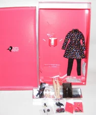 Integrity Toys Poppy Parker When In Paris  SIDE outfit with accessories/box