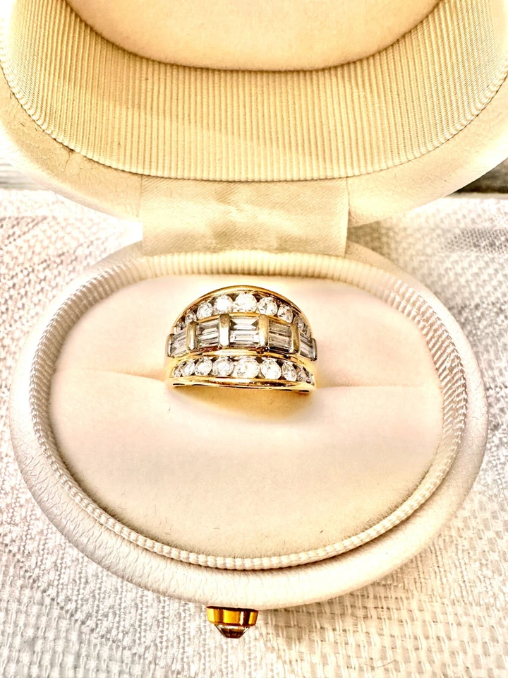 Banda ancha de aniversario de diamantes talla 6 baguette y diamantes redondos usados Foto 2 de 4