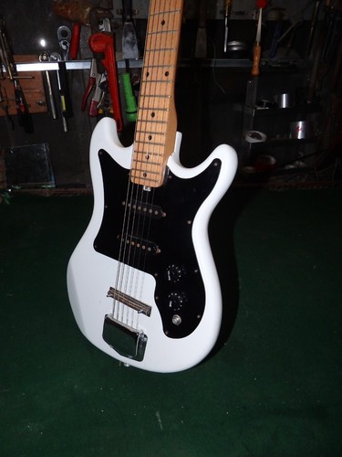 Guitarra Eléctrica Harmony H804 Vintage Blanca con Diapasón de Arce - Imagen 7 de 14