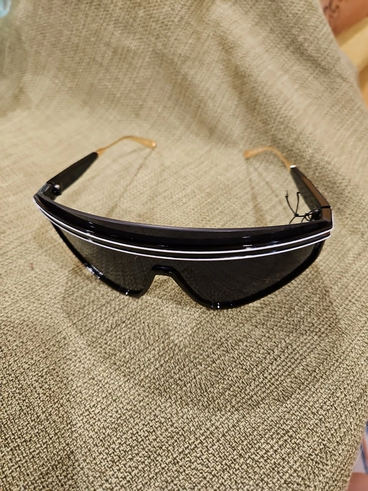 Gafas de sol Khan P30405 nuevas con etiquetas negras con rayas blancas. Pendientes de oro Foto 4 de 4