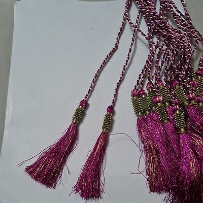 Paar fuchsia rosa Latkan Seidenfaden auf einem String Sari Bluse Accessoires