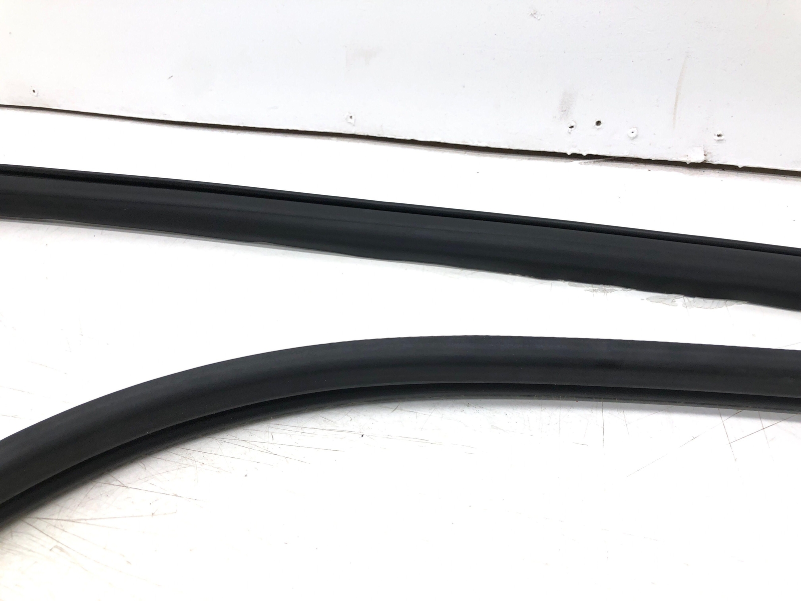 2017-2020 FERRARI GTC4LUSSO RIGHT FRONT DOOR BODY WEATHER STRIP SEAL SET OEM