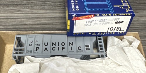 Kit Roundhouse HO #3223 2 bahías tolva cubierta Union Pacific #10102 nuevo en caja | Zustand: New