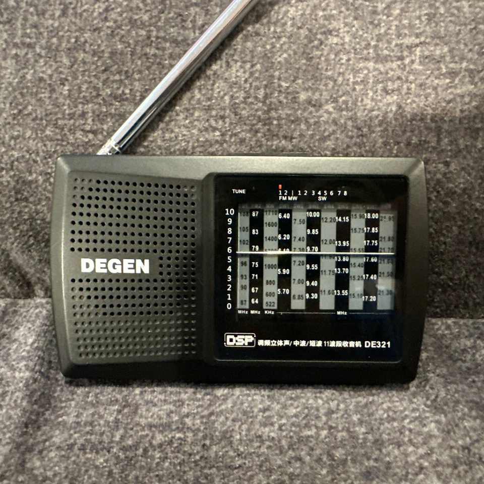 ¡Receptor de radio mundial sintetizado de doble conversión Degen DE 321! ~ ¡Funciona muy bien! Foto 2 de 4