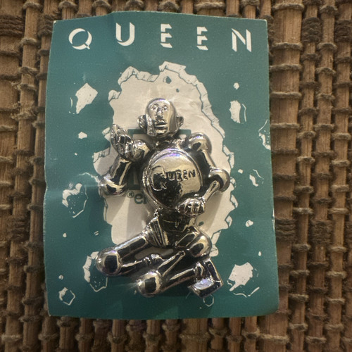 QUEEN News Of The World ULTRA RARE Promo Metal Pin NEVER REMOVED FROM BACKING - Picture 1 of 2